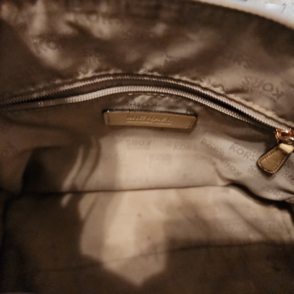 Pre-loved Michael Kors rose gold netallic purse - Picture 6 of 11